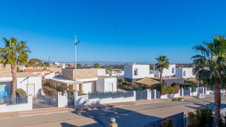 Beeindruckende moderne Villa mit 3 Schlafzimmern, 2 Bädern, Dachterrasse und Gemeinschaftspool im La Finca Golf und Spa Resort