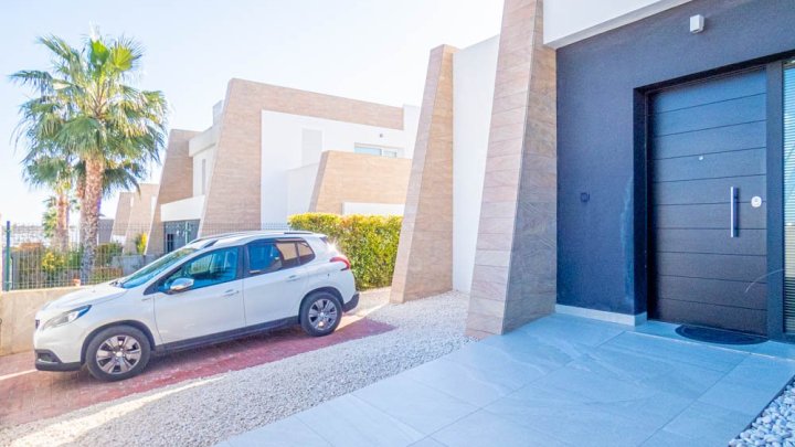 Beeindruckende moderne Villa mit 3 Schlafzimmern, 2 Bädern, Dachterrasse und Gemeinschaftspool im La Finca Golf und Spa Resort