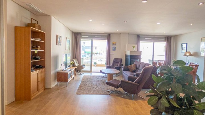 Fantastisches Appartement mit 4 Schlafzimmern, 2 Bädern, großer Terrasse, Meerblick und Gemeinschaftspool