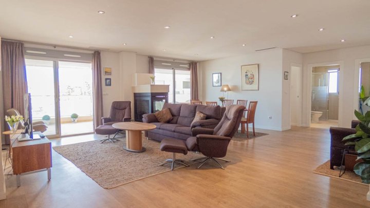 Fantastisches Appartement mit 4 Schlafzimmern, 2 Bädern, großer Terrasse, Meerblick und Gemeinschaftspool