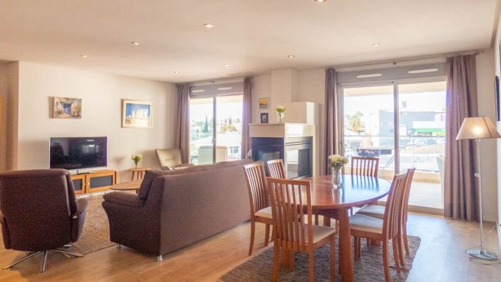 Fantastisches Appartement mit 4 Schlafzimmern, 2 Bädern, großer Terrasse, Meerblick und Gemeinschaftspool