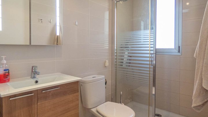 Fantastisches Appartement mit 4 Schlafzimmern, 2 Bädern, großer Terrasse, Meerblick und Gemeinschaftspool