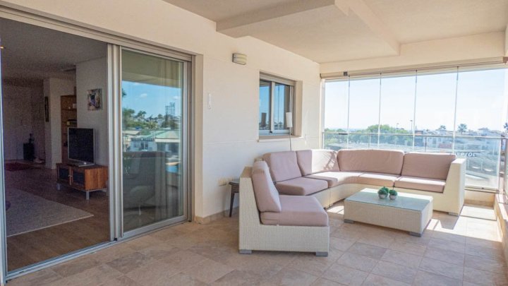 Fantastisches Appartement mit 4 Schlafzimmern, 2 Bädern, großer Terrasse, Meerblick und Gemeinschaftspool