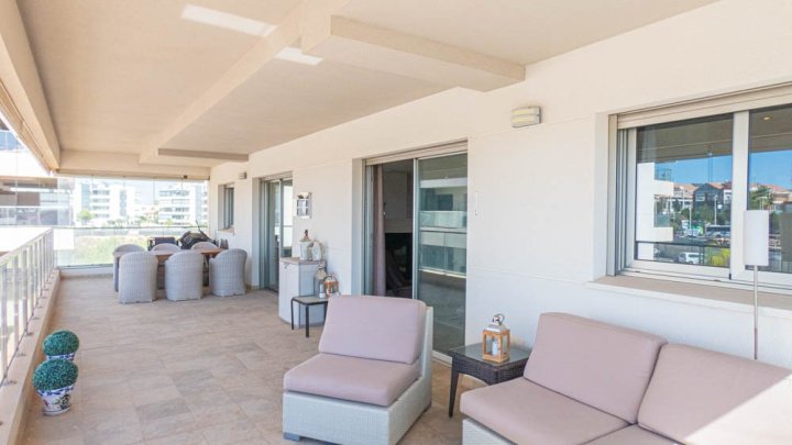Fantastisches Appartement mit 4 Schlafzimmern, 2 Bädern, großer Terrasse, Meerblick und Gemeinschaftspool