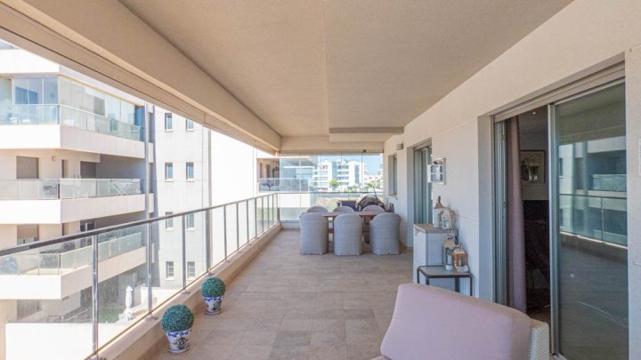 Fantastisches Appartement mit 4 Schlafzimmern, 2 Bädern, großer Terrasse, Meerblick und Gemeinschaftspool