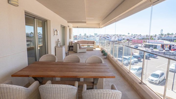 Fantastisches Appartement mit 4 Schlafzimmern, 2 Bädern, großer Terrasse, Meerblick und Gemeinschaftspool