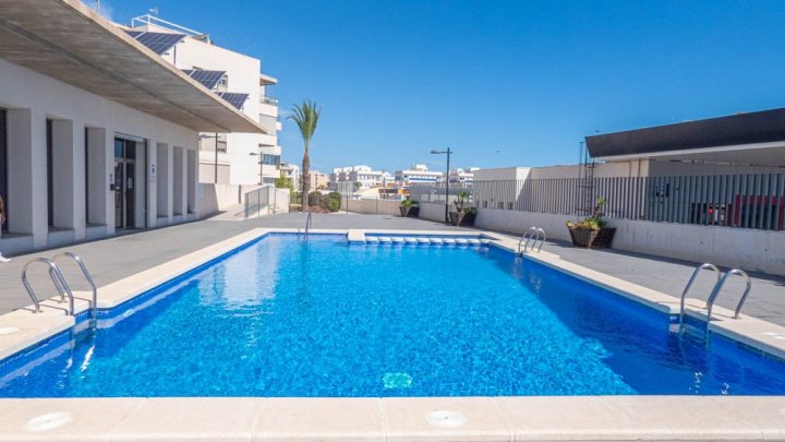 Fantastisches Appartement mit 4 Schlafzimmern, 2 Bädern, großer Terrasse, Meerblick und Gemeinschaftspool