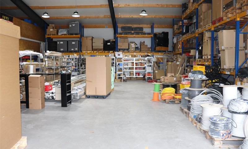 Schicke und moderne Halle zu vermieten! OTTO STÖBEN!