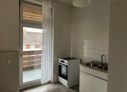 Küche mit Balkonzugang