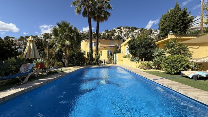 Große Villa auf Eckgrundstück mit Pool und Doppelgarage in Top-Lage in Benissa Montemar