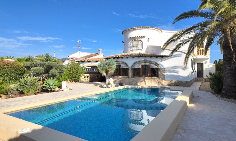 Top gepflegte Villa mit großem Eckgrundstück und separatem Turmappartement und vielen Extras