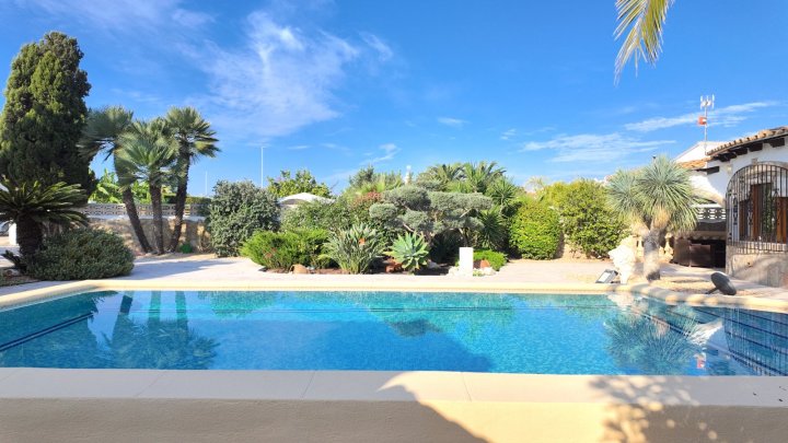 Top gepflegte Villa mit großem Eckgrundstück und separatem Turmappartement und vielen Extras