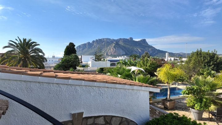 Top gepflegte Villa mit großem Eckgrundstück und separatem Turmappartement und vielen Extras