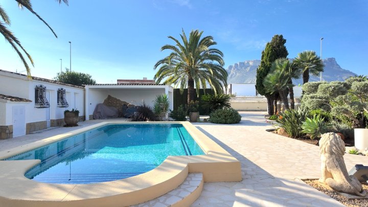 Top gepflegte Villa mit großem Eckgrundstück und separatem Turmappartement und vielen Extras