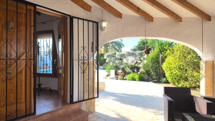 Top gepflegte Villa mit großem Eckgrundstück und separatem Turmappartement und vielen Extras