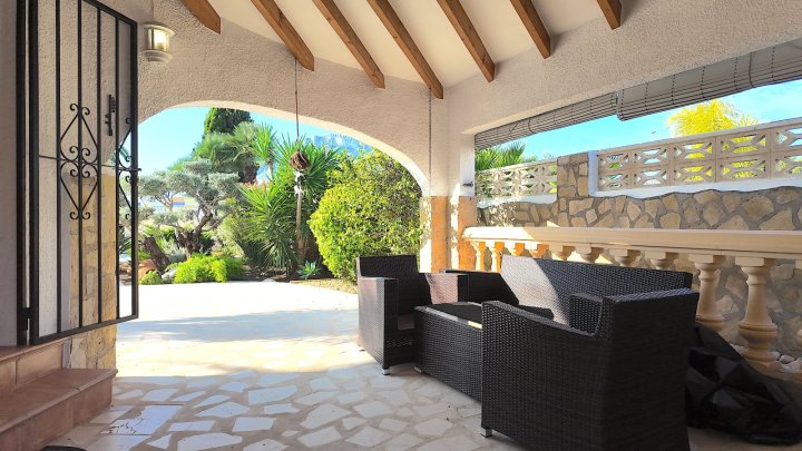 Top gepflegte Villa mit großem Eckgrundstück und separatem Turmappartement und vielen Extras