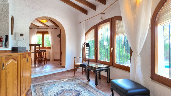 Top gepflegte Villa mit großem Eckgrundstück und separatem Turmappartement und vielen Extras