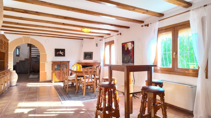 Top gepflegte Villa mit großem Eckgrundstück und separatem Turmappartement und vielen Extras