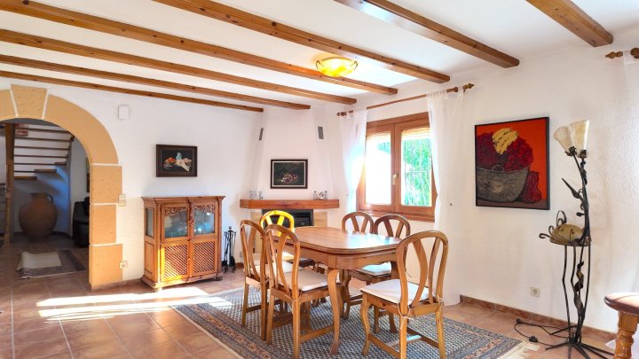 Top gepflegte Villa mit großem Eckgrundstück und separatem Turmappartement und vielen Extras