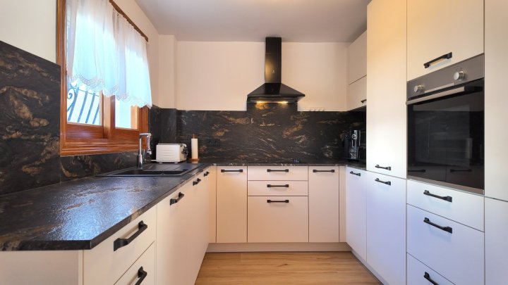 Top gepflegte Villa mit großem Eckgrundstück und separatem Turmappartement und vielen Extras