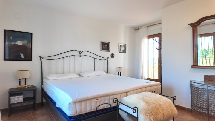 Top gepflegte Villa mit großem Eckgrundstück und separatem Turmappartement und vielen Extras