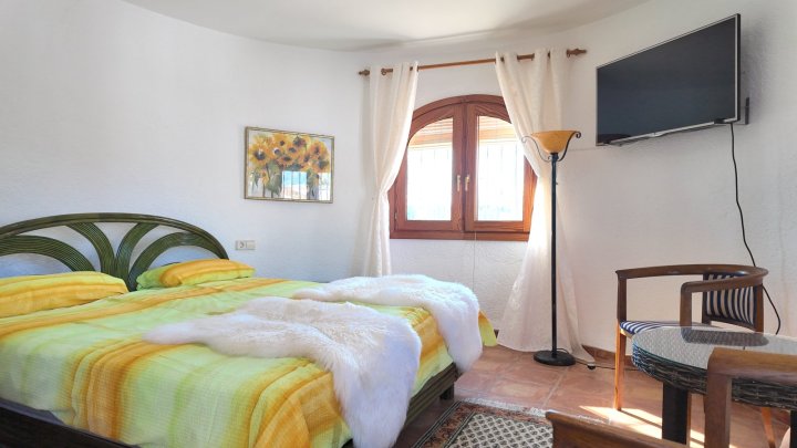 Top gepflegte Villa mit großem Eckgrundstück und separatem Turmappartement und vielen Extras