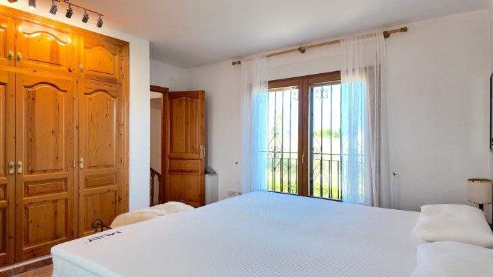 Top gepflegte Villa mit großem Eckgrundstück und separatem Turmappartement und vielen Extras