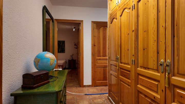 Top gepflegte Villa mit großem Eckgrundstück und separatem Turmappartement und vielen Extras