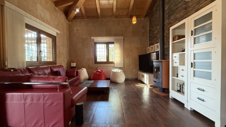 Exklusive Villa im mediterranen Stil, die Luxus, Energieeffizienz und hochwertige Materialien vereint