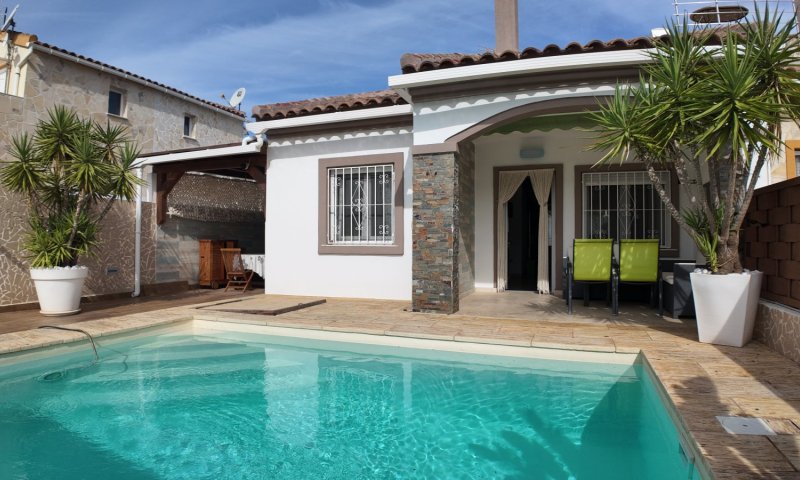 Renovierte Doppelhaushälfte mit 3 Schlafzimmern, 2 Bädern und Privatpool in Strandnähe