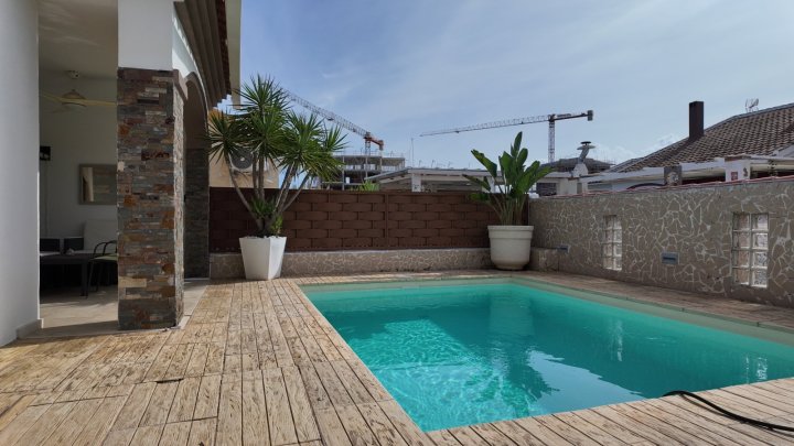 Renovierte Doppelhaushälfte mit 3 Schlafzimmern, 2 Bädern und Privatpool in Strandnähe