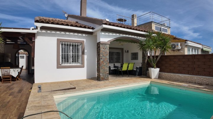 Renovierte Doppelhaushälfte mit 3 Schlafzimmern, 2 Bädern und Privatpool in Strandnähe