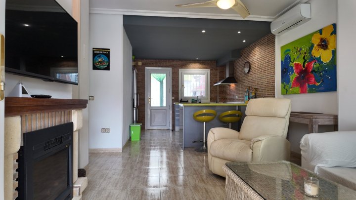 Renovierte Doppelhaushälfte mit 3 Schlafzimmern, 2 Bädern und Privatpool in Strandnähe