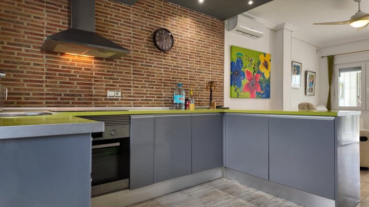 Renovierte Doppelhaushälfte mit 3 Schlafzimmern, 2 Bädern und Privatpool in Strandnähe