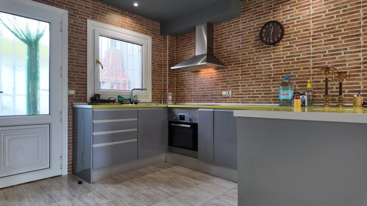 Renovierte Doppelhaushälfte mit 3 Schlafzimmern, 2 Bädern und Privatpool in Strandnähe