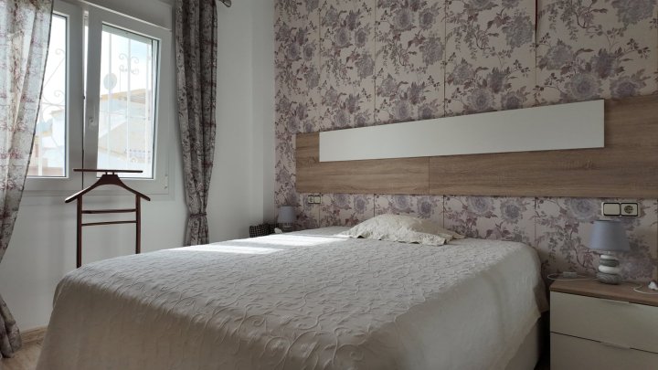 Renovierte Doppelhaushälfte mit 3 Schlafzimmern, 2 Bädern und Privatpool in Strandnähe