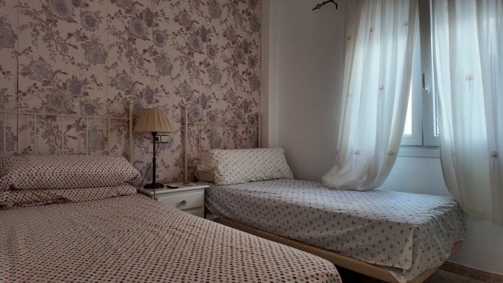 Renovierte Doppelhaushälfte mit 3 Schlafzimmern, 2 Bädern und Privatpool in Strandnähe