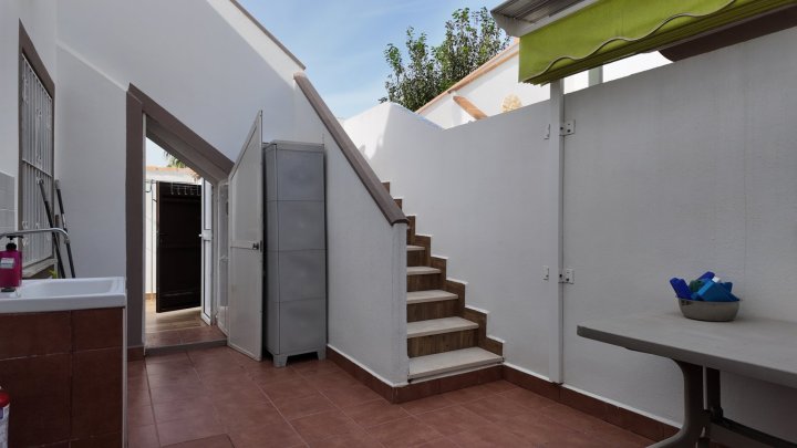 Renovierte Doppelhaushälfte mit 3 Schlafzimmern, 2 Bädern und Privatpool in Strandnähe