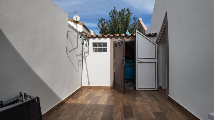 Renovierte Doppelhaushälfte mit 3 Schlafzimmern, 2 Bädern und Privatpool in Strandnähe