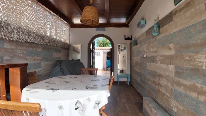 Renovierte Doppelhaushälfte mit 3 Schlafzimmern, 2 Bädern und Privatpool in Strandnähe