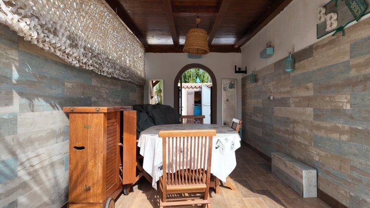 Renovierte Doppelhaushälfte mit 3 Schlafzimmern, 2 Bädern und Privatpool in Strandnähe