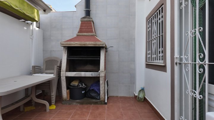 Renovierte Doppelhaushälfte mit 3 Schlafzimmern, 2 Bädern und Privatpool in Strandnähe