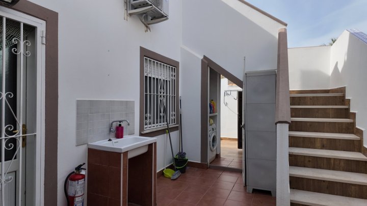 Renovierte Doppelhaushälfte mit 3 Schlafzimmern, 2 Bädern und Privatpool in Strandnähe