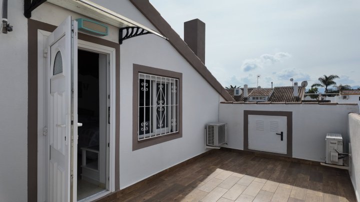 Renovierte Doppelhaushälfte mit 3 Schlafzimmern, 2 Bädern und Privatpool in Strandnähe