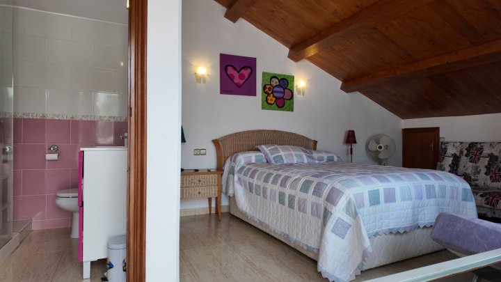 Renovierte Doppelhaushälfte mit 3 Schlafzimmern, 2 Bädern und Privatpool in Strandnähe