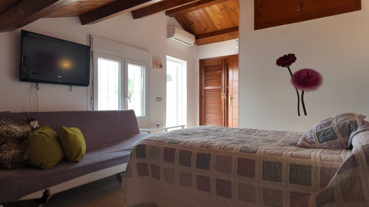 Renovierte Doppelhaushälfte mit 3 Schlafzimmern, 2 Bädern und Privatpool in Strandnähe