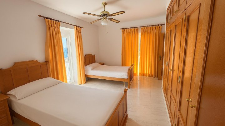 Villa in La Sella mit 4 Schlafzimmern, 4 Bädern, Touristenlizenz sowie Golf- und Meerblick