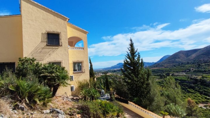 Freistehendes Haus mit 3 Schlafzimmern, 2 Bädern und fantastischem Ausblick, in 2023 renoviert