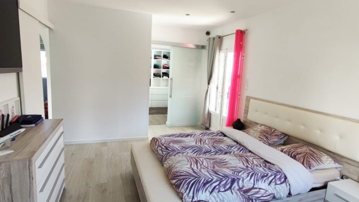 Freistehendes Haus mit 3 Schlafzimmern, 2 Bädern und fantastischem Ausblick, in 2023 renoviert