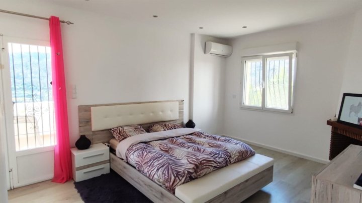 Freistehendes Haus mit 3 Schlafzimmern, 2 Bädern und fantastischem Ausblick, in 2023 renoviert